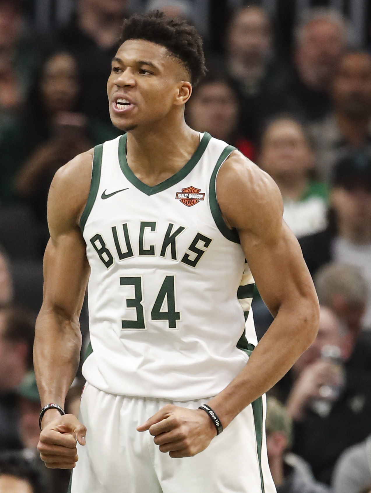 c罗光着脚丫在尤文图斯更衣室里做庆祝动作