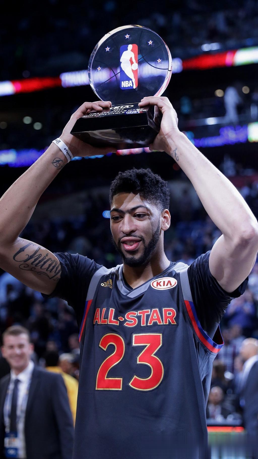 包含国际比赛日洛杉矶湖人调整名单以备欧联，更衣室发声环节打磨，话题不断，球队文化再被提及的词条