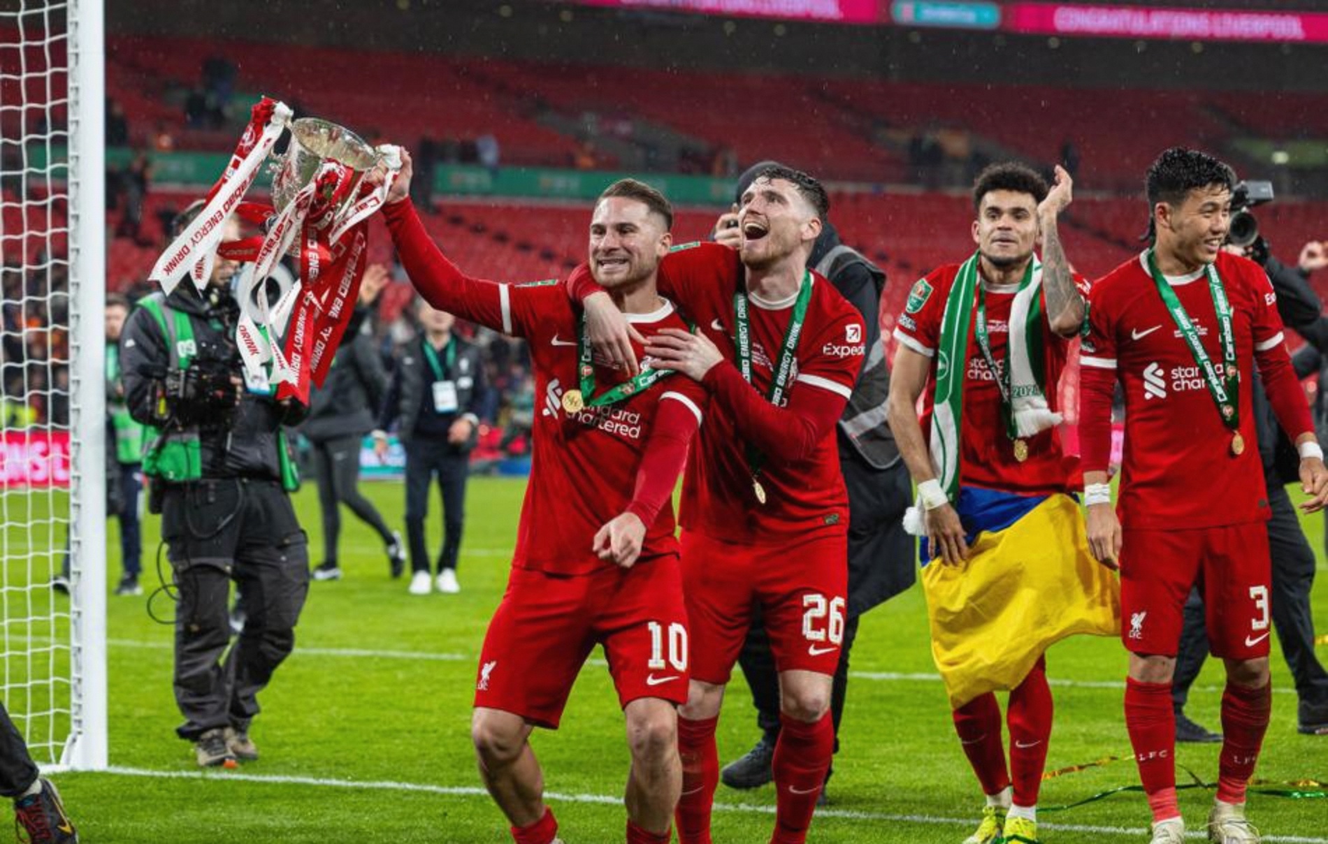 包含刚刚！赛后罗马止住颓势比利亚雷亚尔加时末段队长鼓劲，关键时刻尤文图斯调整名单以备中超的词条