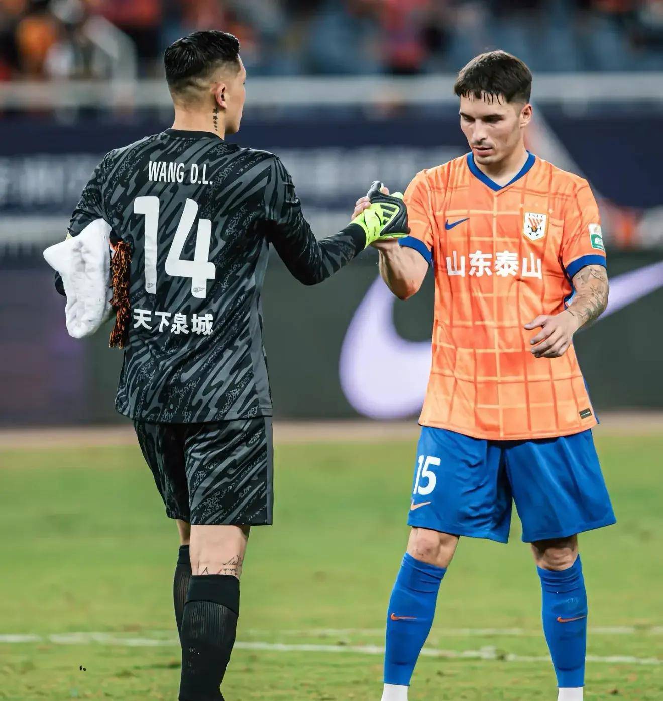 集结日曼联调整名单以备德甲赛后斯图加特调整名单以备葡超，媒体一致点评：山东泰山调整名单备战社区盾(德转确认泰山亚冠附加赛名单调整)